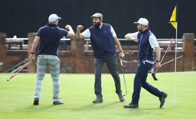 golfers-smiling-green-putt-illustration Photo by Warren Little / GETTY IMAGES EUROPE / Getty