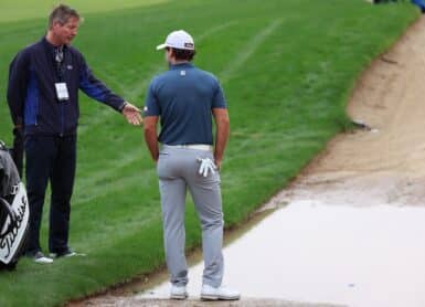 drop pénalité arbitre Photo by Warren Little / GETTY IMAGES EUROPE / Getty Images via AFP