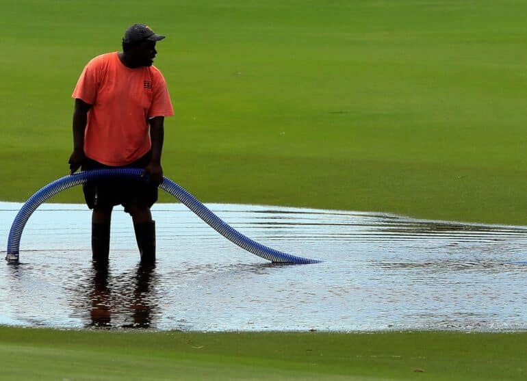 parcours inondé pluie pompe Photo by SAM GREENWOOD / GETTY IMAGES NORTH AMERICA / Getty Images via AFP)