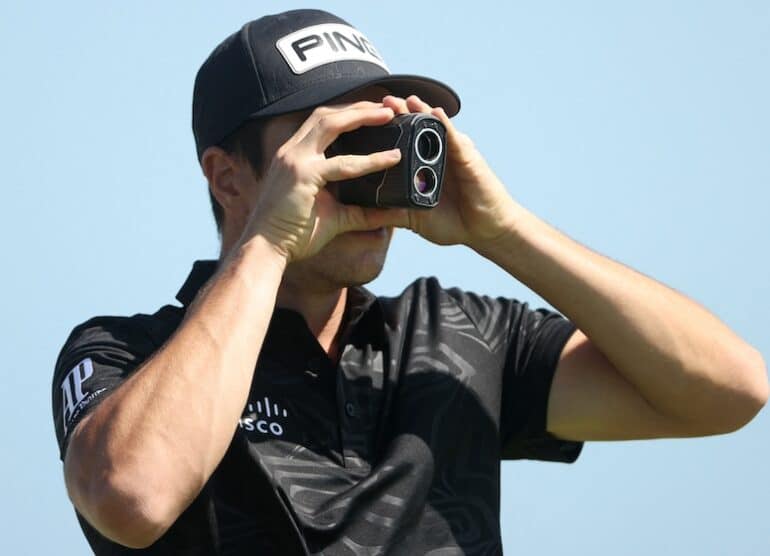 Viktor Hovland laser jumelle rangefinders Photo by Patrick Smith / GETTY IMAGES NORTH AMERICA / Getty Images via AFP